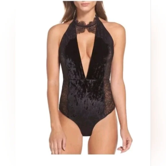CHELSEA28 NORDSTROM Velvet & Lace Halter Bodysuit | SZ L - Picture 1 of 12